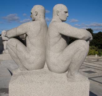 To menn sitter rygg mot rygg II