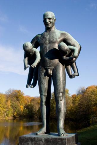 Mann bærer to små barn