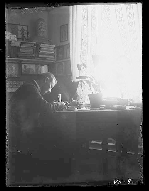 Gustav Vigeland ved skrivebordet