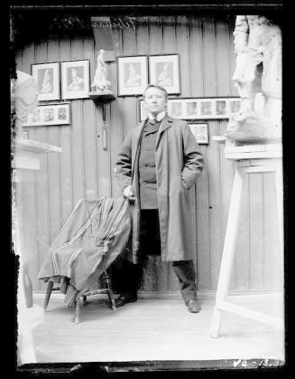 Gustav Vigeland stående i atelieret på Hammersborg