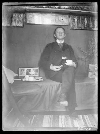 Gustav Vigeland drikker kaffe på kjøkkenet i leiligheten i Fredensborgveien