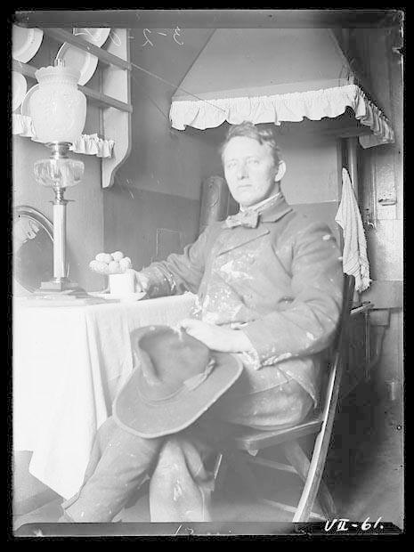 Gustav Vigeland drikker kaffe på kjøkkenet i leiligheten i Fredensborgveien