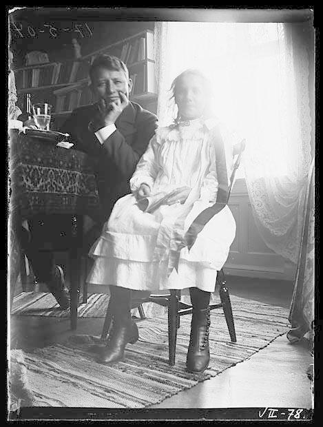 Gustav Vigeland og Astrid Syvertsen fotografert i leiligheten i Fredensborgveien