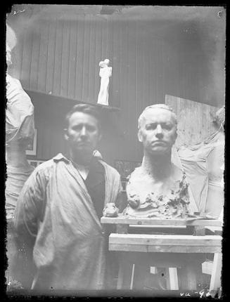 Gustav Vigeland stående med "Selvportrett"