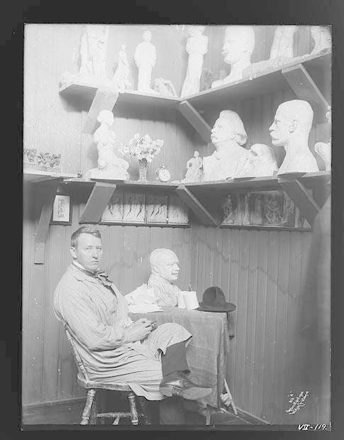 Gustav Vigeland sittende i det gamle atelieret på Hammersborg