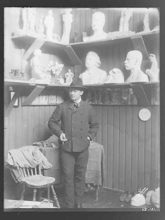 Gustav Vigeland stående i det gamle atelieret på Hammersborg
