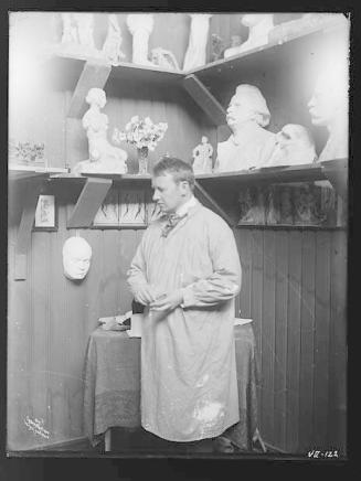 Gustav Vigeland stående i det gamle atelieret på Hammersborg