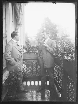 Gustav Vigeland og Nils Torp fotografert på balkongen i Maridalsveien 17