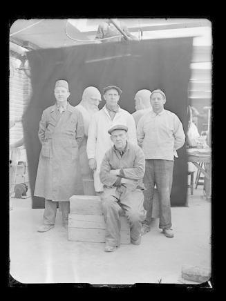 Steinhuggerne fotografert i steinhuggerverkstedet i atelieret på Frogner