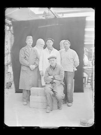 Steinhuggerne fotografert i steinhuggerverkstedet i atelieret på Frogner