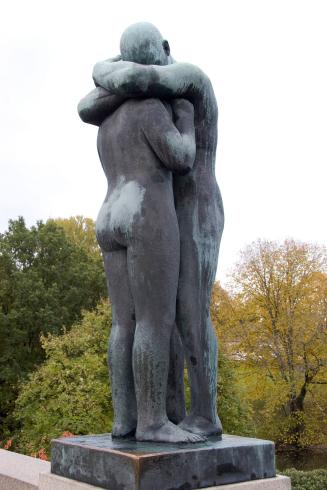 Mann og kvinne omfavner hverandre