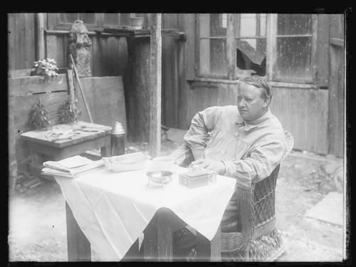 Gustav Vigeland i atelierhagen på Hammersborg